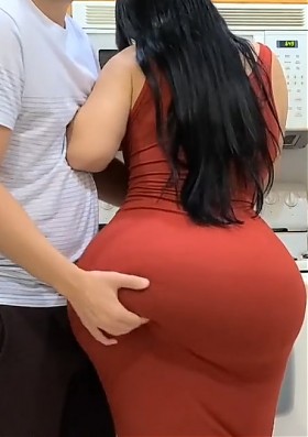 Красивая мачеха с большой жопой трахается на кухне